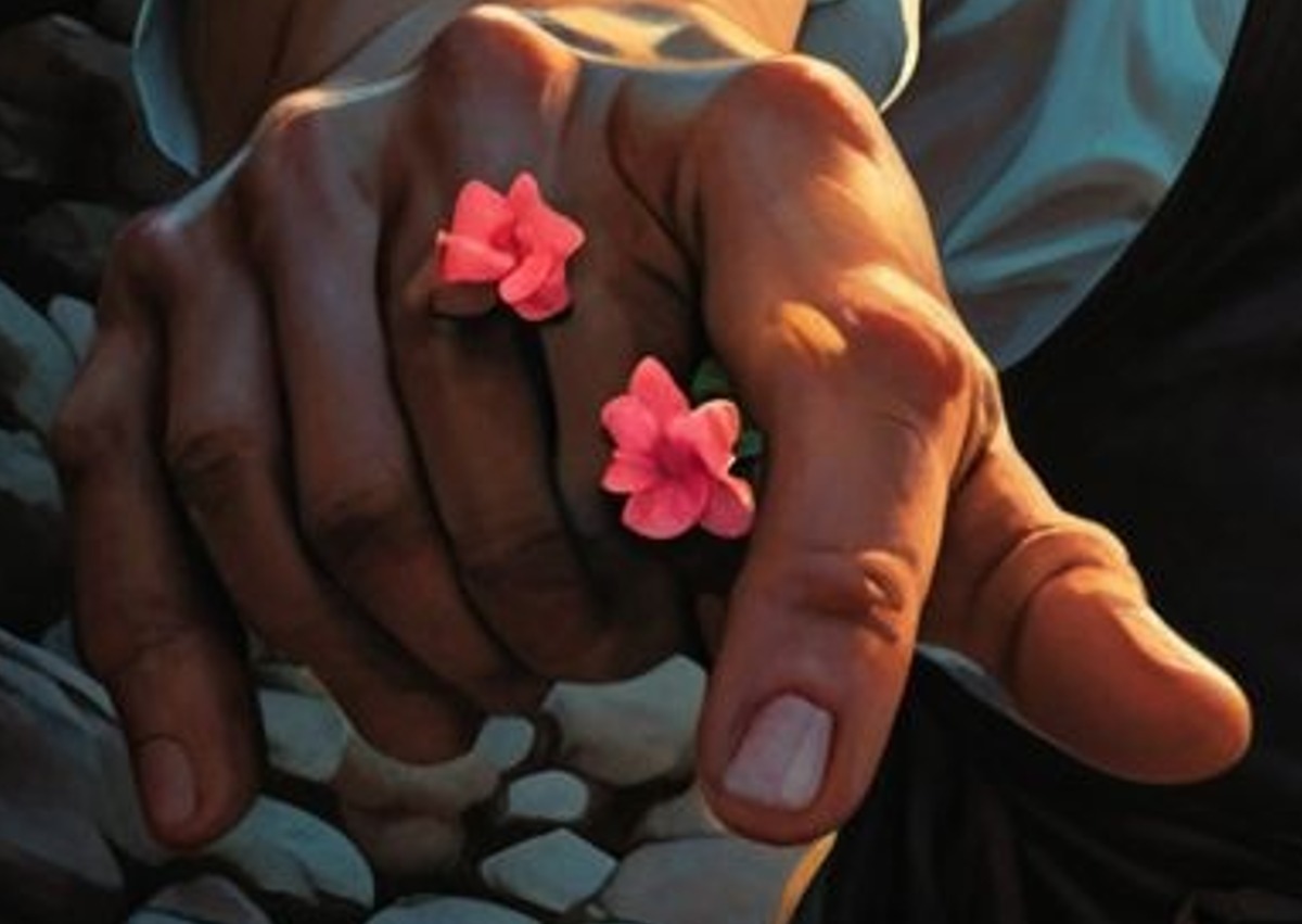 Close-up of the same chef's foreground hand, showing the anatomy to inspect.